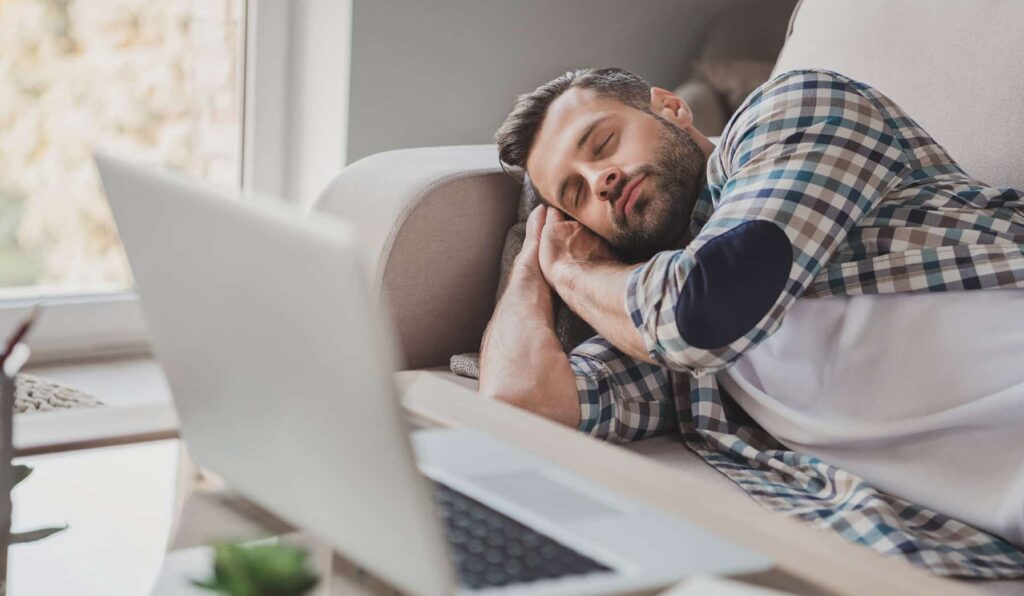 Discover the benefits of afternoon power naps and sleeping at work during the day. 